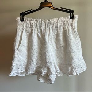 HOLLISTER WHITE DAINTY DETAIL STRETCHY SHORTS • SIZE SMALL